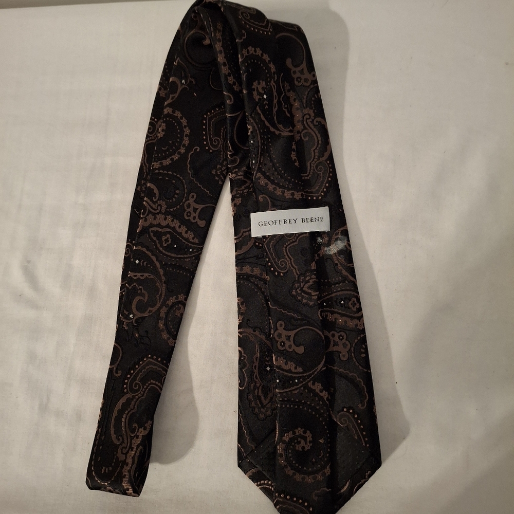 Geoffrey Beene Black and Brown Paisley Tie
